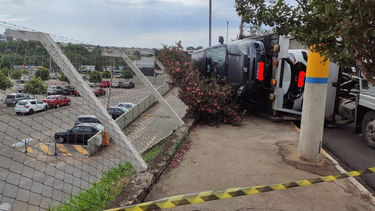Foto 5 de 5 — Prancha de guincho se solta e tomba com veículos em Araraquara